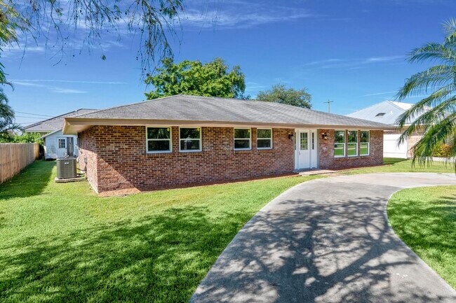 Building Photo - 534 E Del Monte Ave