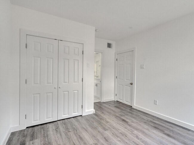 Building Photo - ? Spacious & Stylish 3-Bed Home – Garage Included! ?