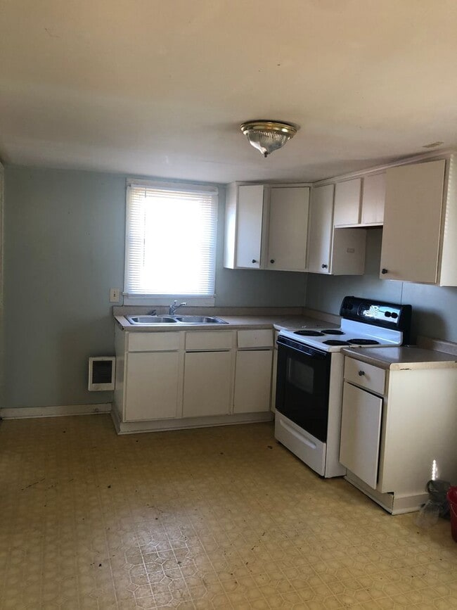 Building Photo - 1 Bed/1 Bath Upstairs Apartment located walking distance to Downtown Gallatin.