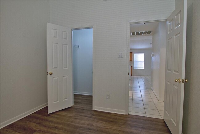 Building Photo - 120 Greenside Ln