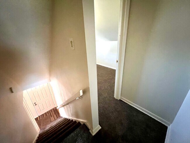 Building Photo - Recently Renovated - 3 bedroom 2 bathroom ...