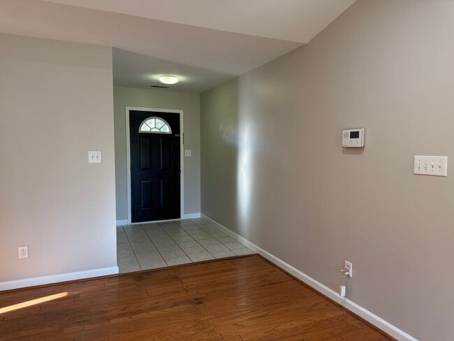 Building Photo - Charming Cul-de-Sac Home