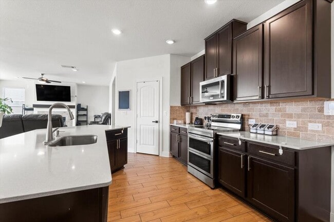 Building Photo - 6713 Ondantra Bnd