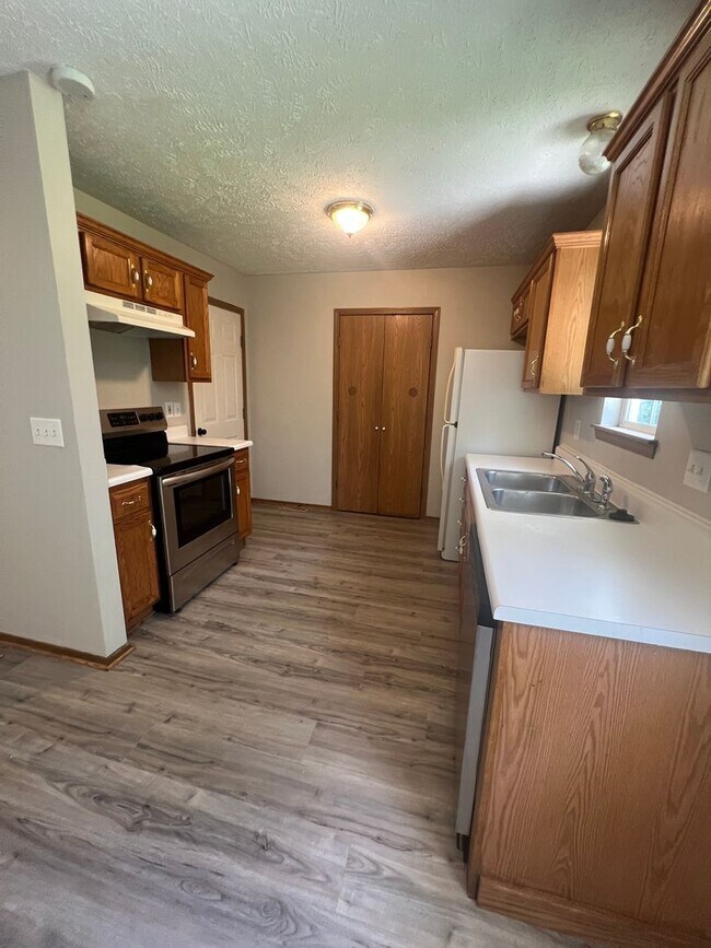 Building Photo - 3 bedroom/2 bath house with one car garage