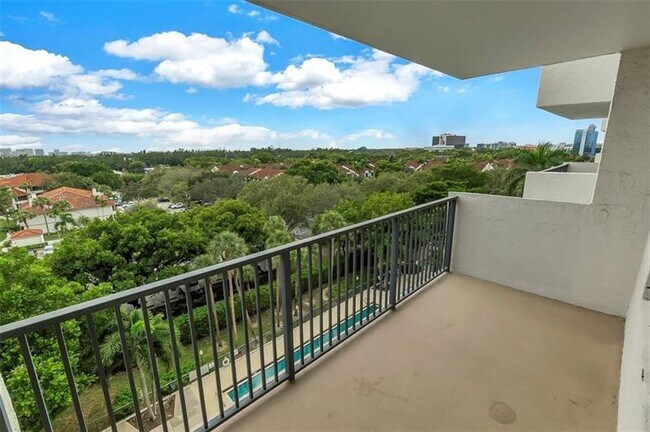 Building Photo - 3200 Port Royale Dr S