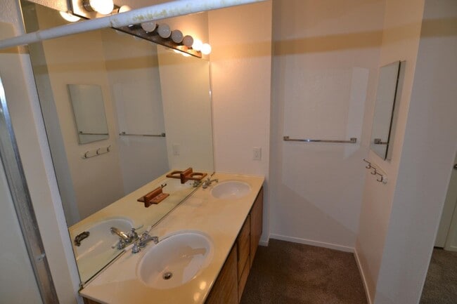 Building Photo - 6909 Rodling Dr