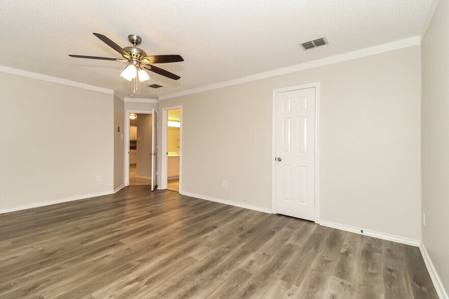 Building Photo - 637 Silvertop Rd
