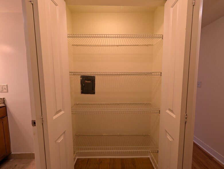 Building Photo - 630 W Wrightwood Ave