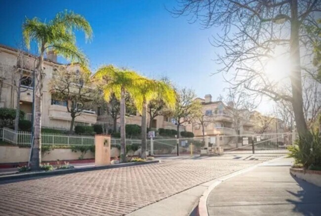 Building Photo - Spacious 3 bedroom condo