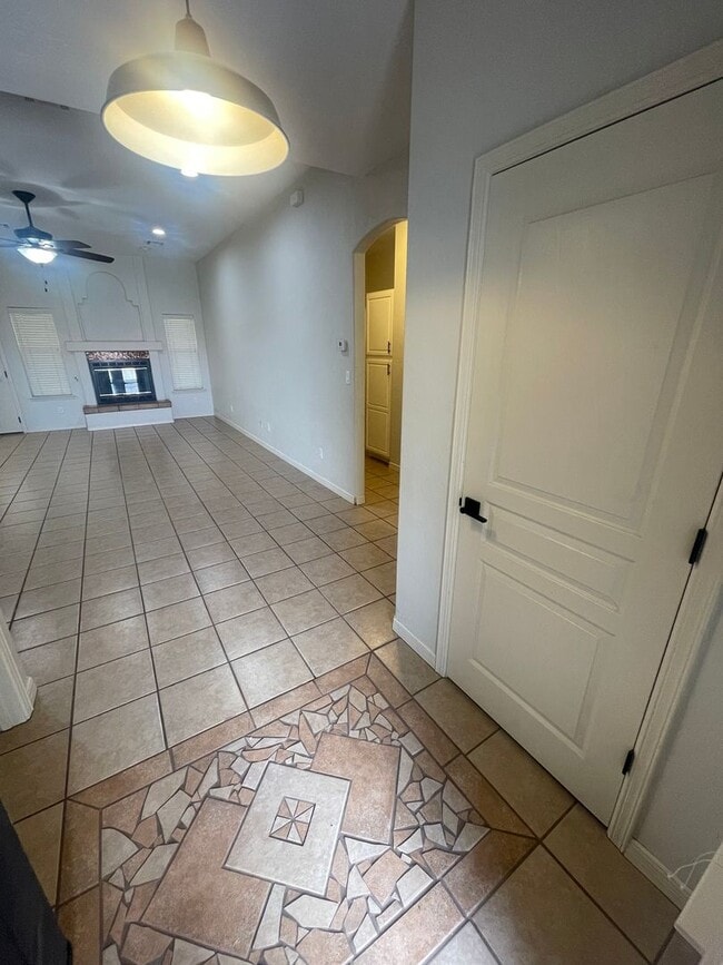 Building Photo - Gorgeous 4 bedroom/3 bathroom home located...