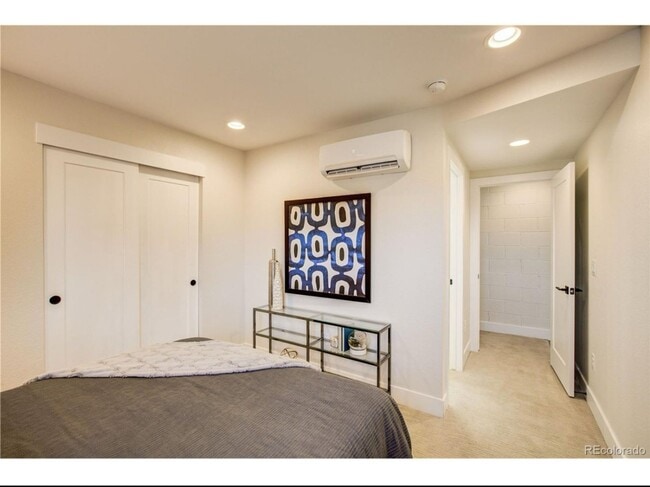 Building Photo - Unbelievable 2 Bed + Den Townhome - The Ul...