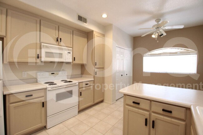 Building Photo - 8653 E Royal Palm Rd