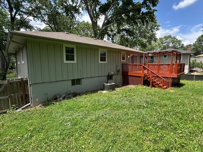 Building Photo - 424 NE Lakeview Dr