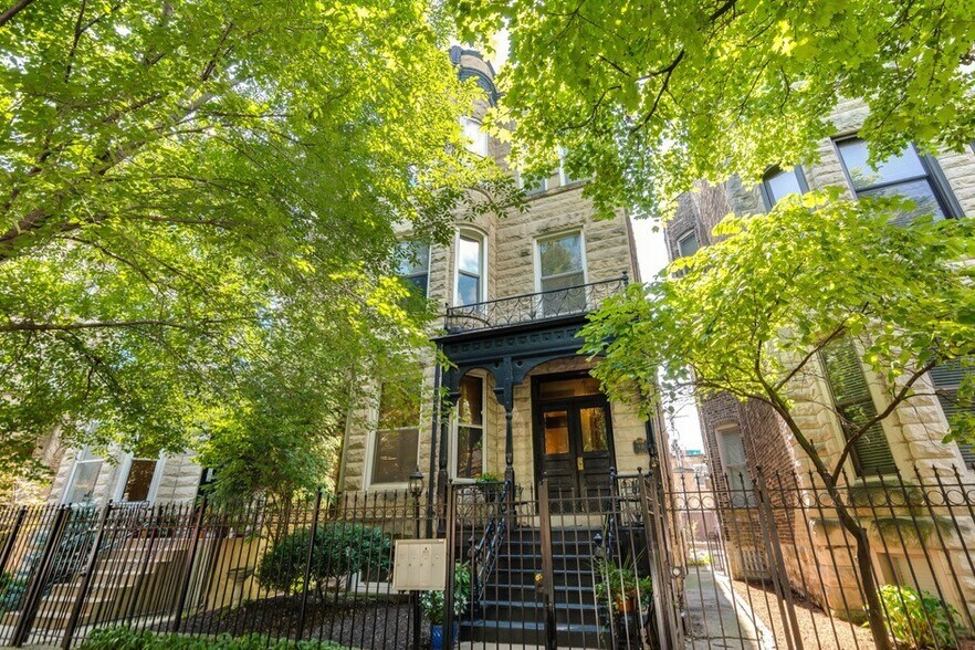 Building Photo - 921 W Newport Ave