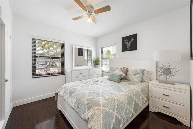 Building Photo - 801 NE 19th Ave