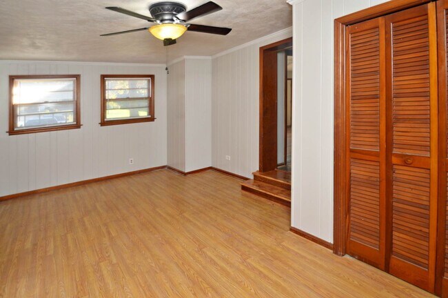 Building Photo - 3 BR Home in Madison Heights Available Immediately