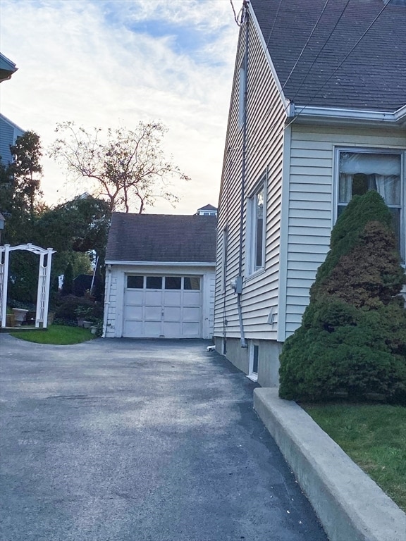 Building Photo - 143 Shore Dr