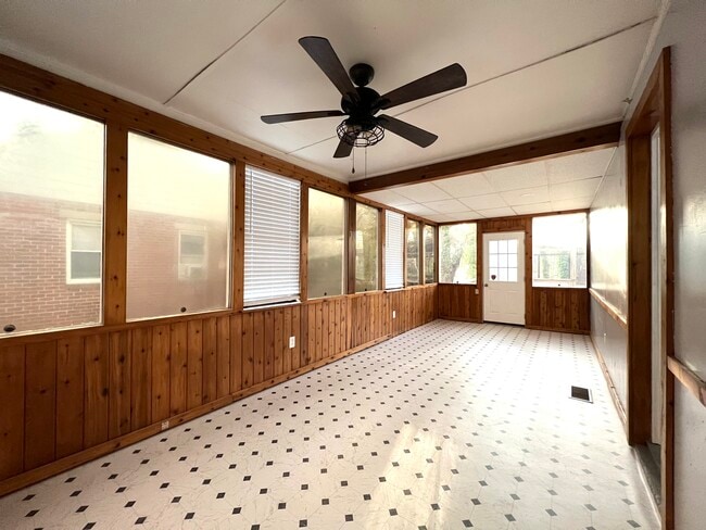 Building Photo - 3033 Lake Ave