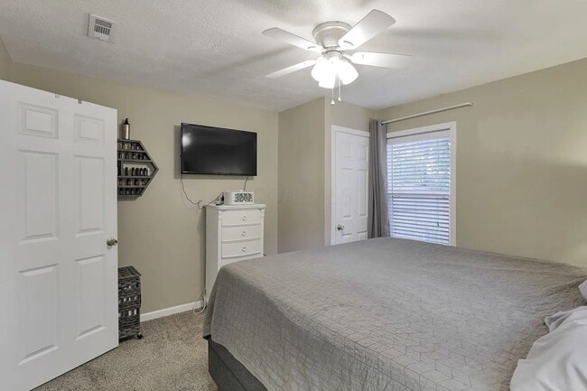 Building Photo - 455 Lakeview Dr