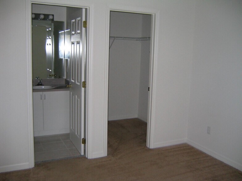 Master Bath/Closet - 2815 E Washington St