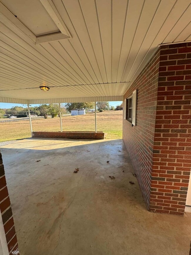 Building Photo - Beautiful 3 Bedroom and 2 Bath House