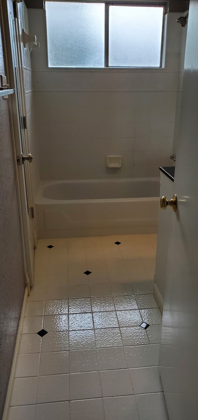 Building Photo - 2805 Knoxville Dr