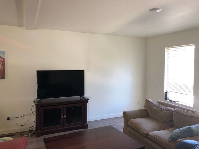 Building Photo - 4 Bedroom Townhome in Hawks Ridge