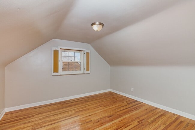 Building Photo - Stunningly Renovated 4 Bedroom 1 Bathroom ...