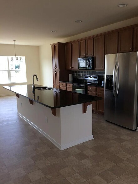 Kitchen - 535 Liam Pl