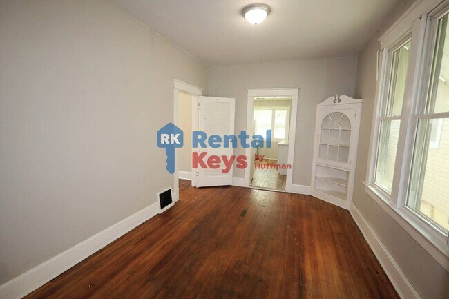 Building Photo - Two Bedroom House