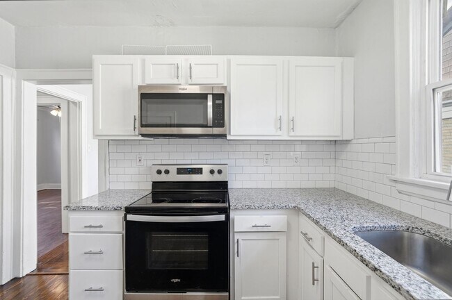 Building Photo - 682 Greenwood Ave