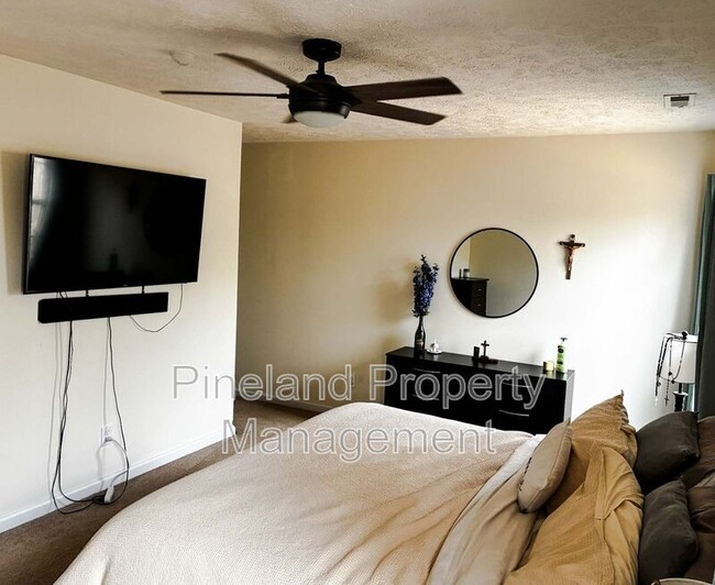 Building Photo - 7704 Redwood Ave