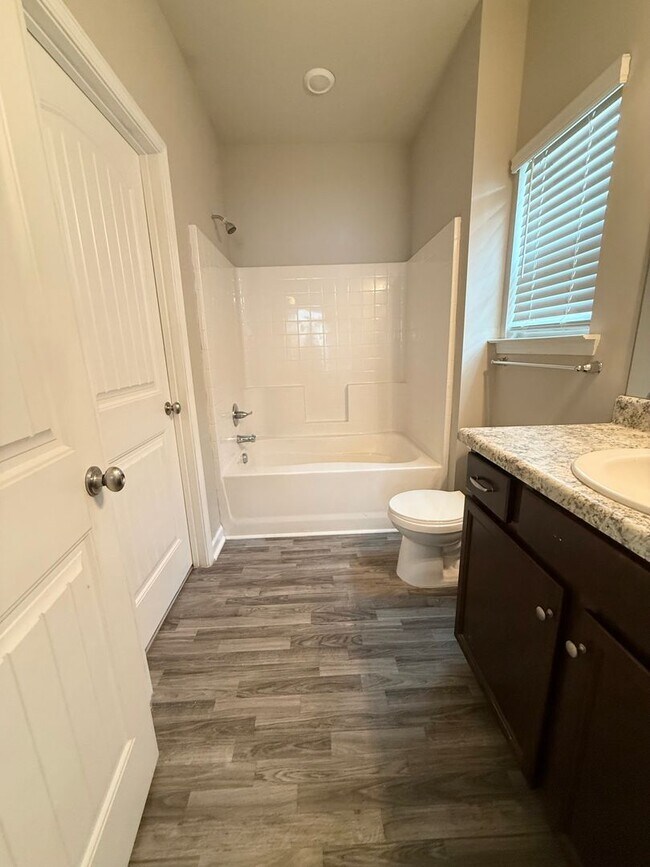 Building Photo - 3 Bedroom Craftsman!