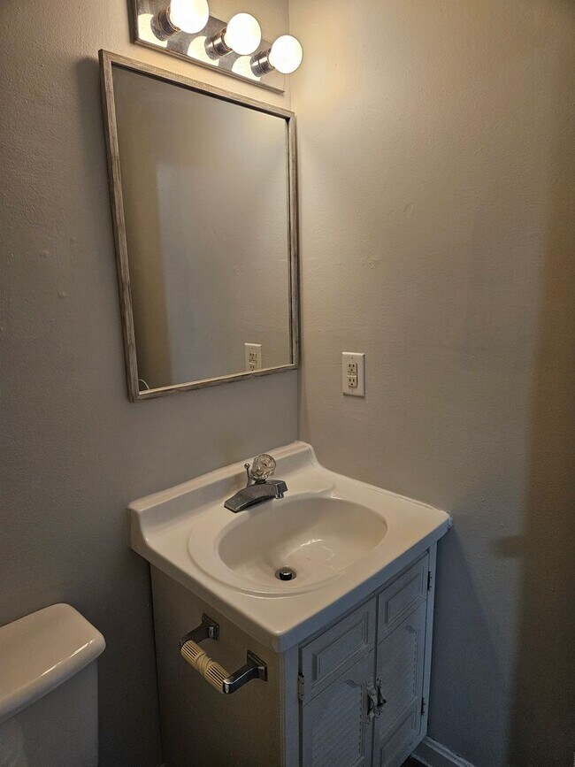 Building Photo - 1 BR 1 Bath at Green Valley Apartments