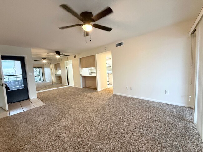 Building Photo - North St. Pete 2/2 Condo