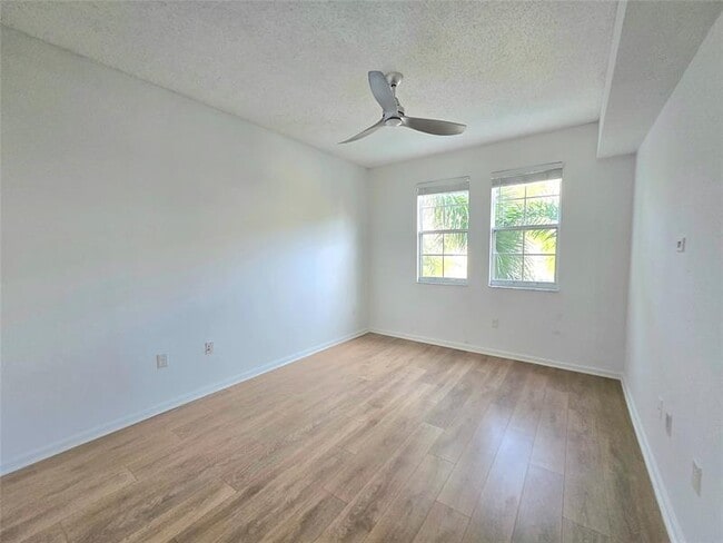 Building Photo - 533 NE 3rd Ave