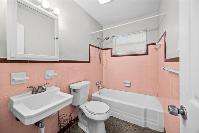 Building Photo - 2 Bedroom 1 Bath Duplex