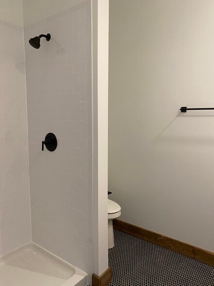 Primary ensuite bathoom - 403 Main St
