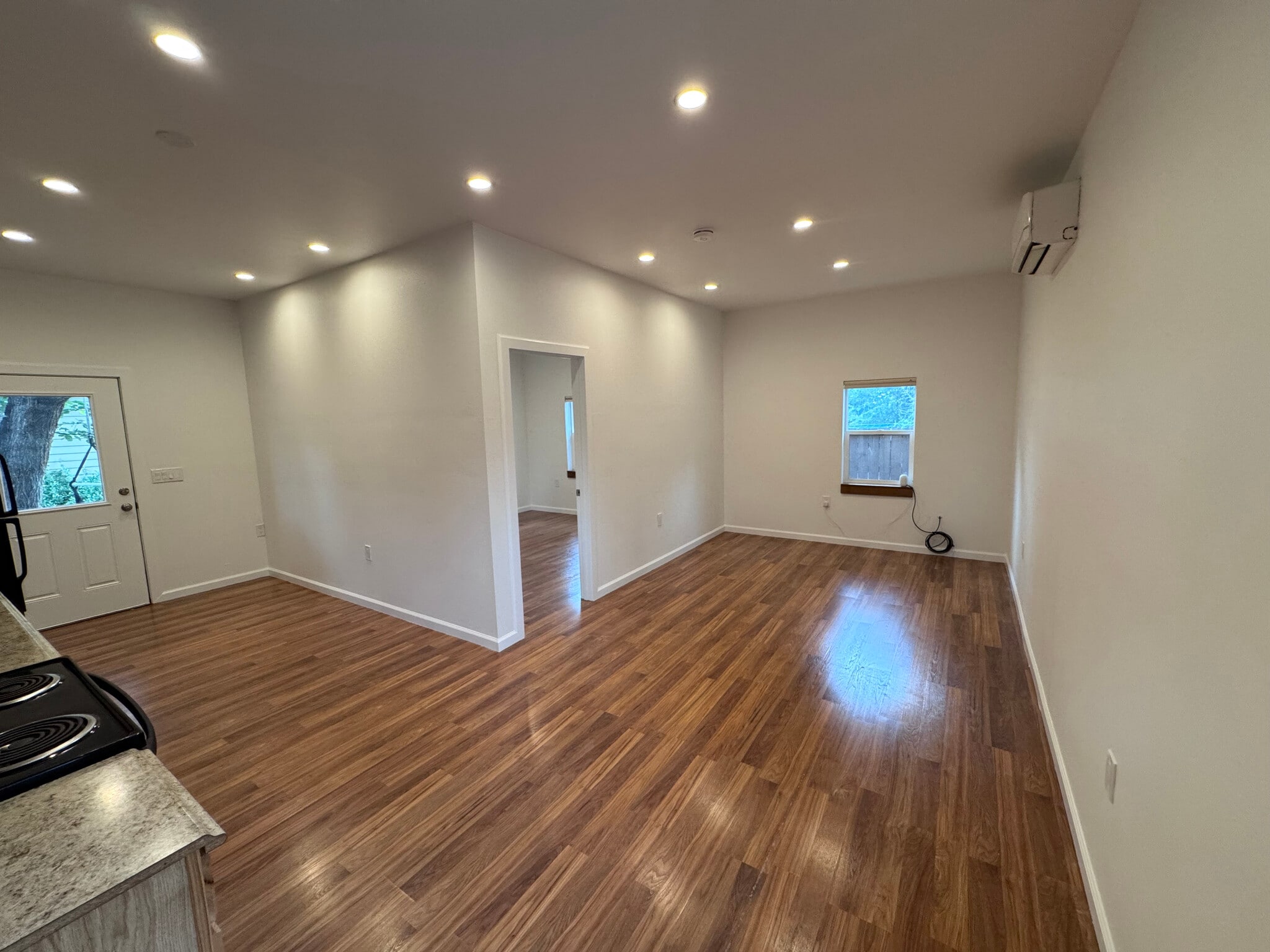 Building Photo - 1047 Venice St