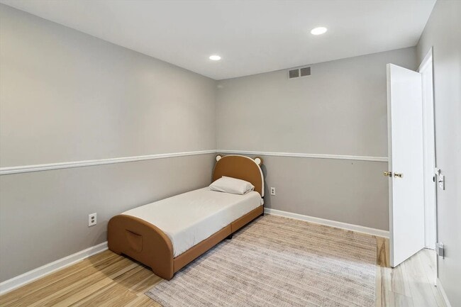 Building Photo - 5242 Cedarhurst Dr