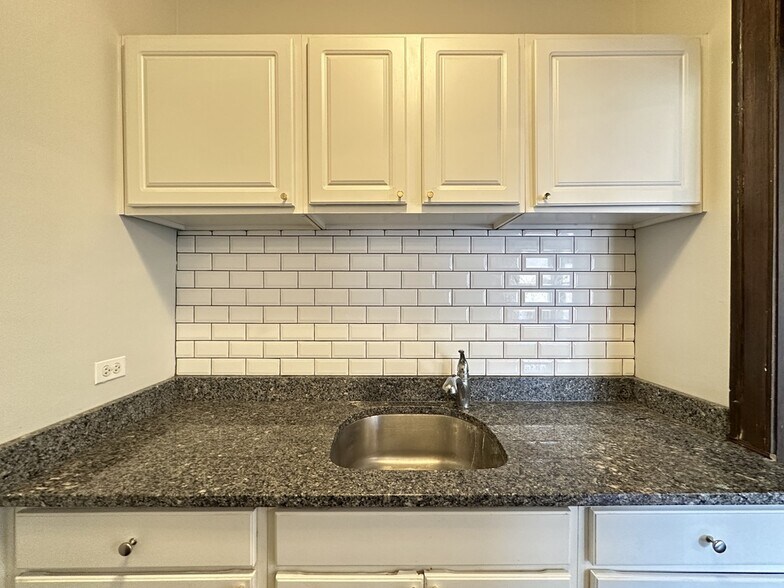 Building Photo - 1367 E 53rd St