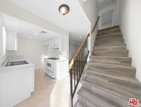 Building Photo - 14112 Delano St