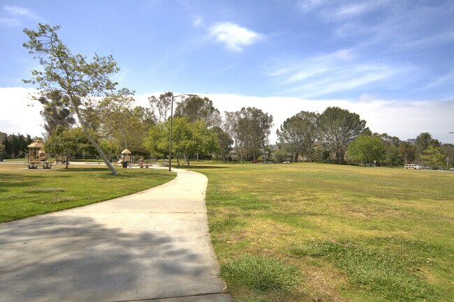 Building Photo - BEAUTIFUL 2 BEDROOM !!!!IN THE HEART OF LA...
