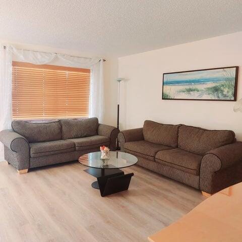 Building Photo - 767 Burgundy B