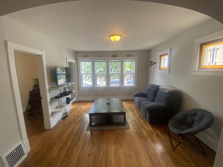 Living Room - 2725 N Bremen St