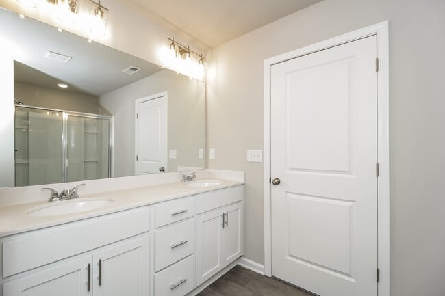 Building Photo - 811 Calvin Pk Dr