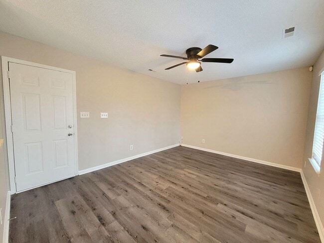 Building Photo - Large 2 Story Near The Airport and I-485