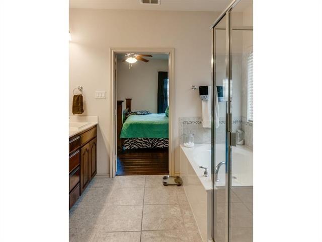 Building Photo - 4624 Lazy Oaks St