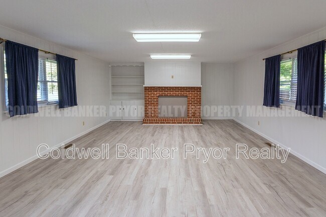 Building Photo - 1225 Panorama Dr