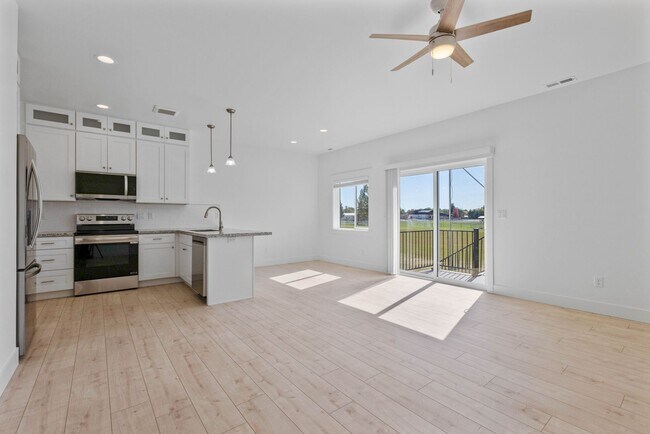 Building Photo - MODERN 3 BED 2.5 BATH TOWNHOME IN SAINT ANTHONY